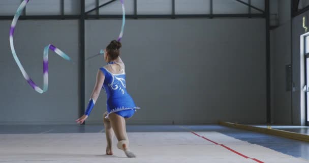 Бічний Вид Зосередженого Підлітка Кавказька Жіноча Гімнастка Виступає Спортзалі Тренуючись — стокове відео