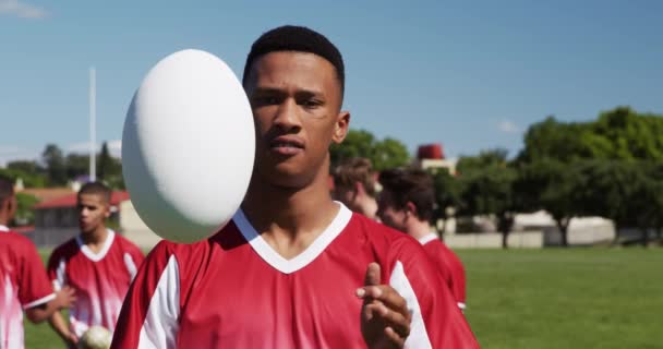 Retrato Jogador Rugby Mestiço Adolescente Vestindo Faixa Equipe Vermelha Branca — Vídeo de Stock