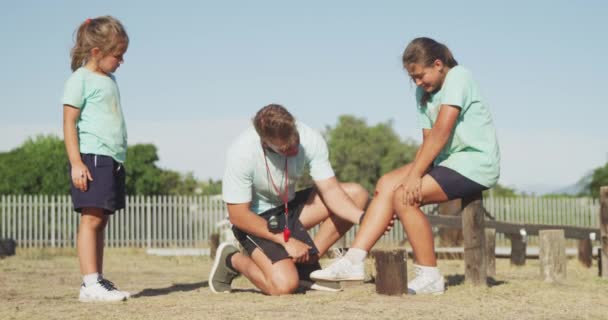 Seitenansicht Von Zwei Kaukasischen Mädchen Und Einem Kaukasischen Männlichen Trainer — Stockvideo