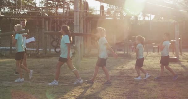 Vista Lateral Grupo Feliz Niños Niñas Caucásicos Entrenador Masculino Caucásico — Vídeos de Stock