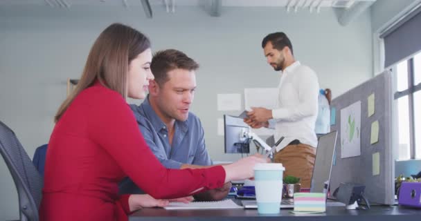 Vue Latérale Une Femme Caucasienne Homme Affaires Caucasien Créatifs Travaillant — Video