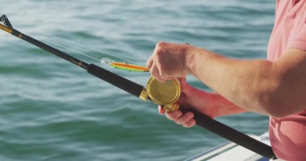 Vista Lateral Parte Média Homem Desfrutando Seu Tempo Barco Segurando — Vídeo de Stock