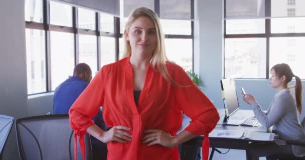 Retrato Negocio Femenino Caucásico Creativo Trabajando Una Oficina Moderna Informal — Vídeo de stock