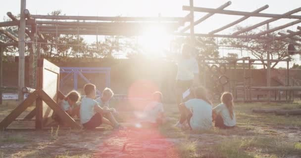 Achteraanzicht Van Een Gelukkige Groep Blanke Jongens Meisjes Een Blanke — Stockvideo