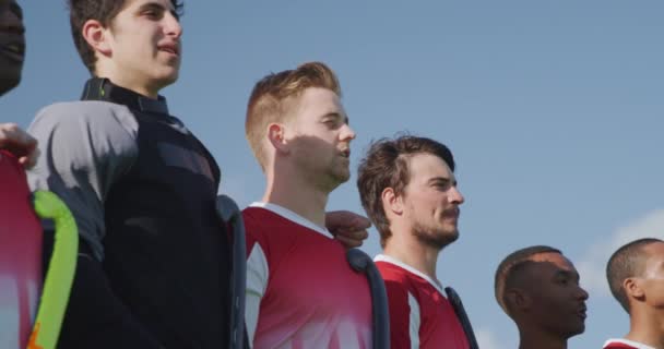 Låg Vinkel Sida Syn Multietnisk Grupp Manliga Hockeyspelare Förbereda Inför — Stockvideo