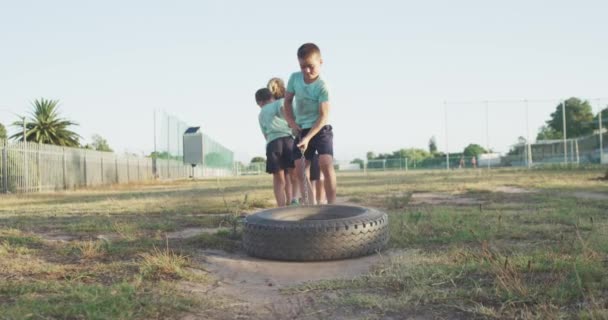 Vista Lateral Cerca Grupo Feliz Niños Niñas Caucásicos Campamento Entrenamiento — Vídeo de stock