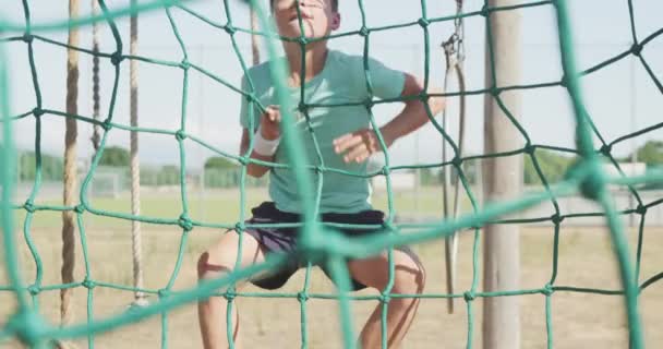 Frontansicht Eines Glücklichen Kaukasischen Jungen Bootcamp Einem Sonnigen Tag Der — Stockvideo