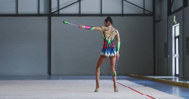 Odaklanmış Genç Kız Jimnastikçinin Spor Salonunda Performans Göstermesi Kulüplerle Egzersiz — Stok video