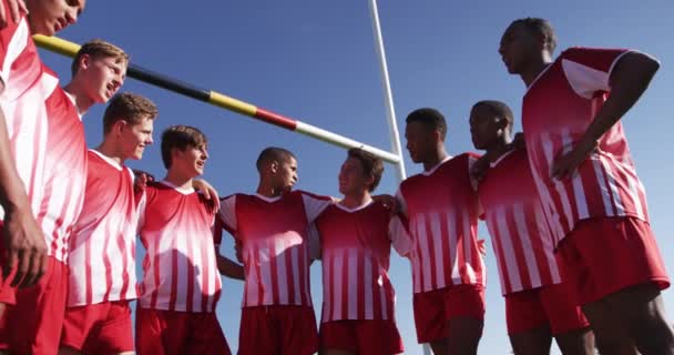 Vista Frontal Ángulo Bajo Equipo Masculino Multiétnico Adolescente Jugadores Rugby — Vídeos de Stock
