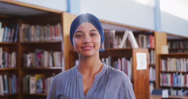 Portret Uśmiechniętej Azjatki Niebieskim Hidżabie Studiującej Bibliotece Patrzącej Kamerę Ubranej — Wideo stockowe
