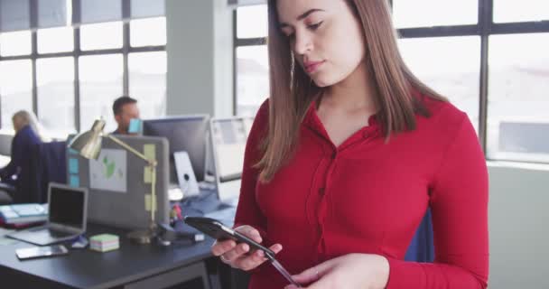 Vue Face Une Entreprise Féminine Caucasienne Créative Avec Longs Cheveux — Video