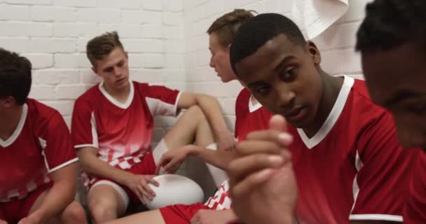 Seitenansicht Einer Gruppe Multiethnischer Männlicher Rugby Spieler Teenageralter Die Rot — Stockvideo