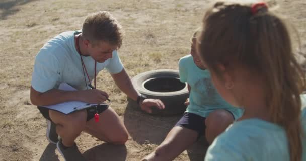 부티크 캠프에서 여학생 코카서스 그녀의 부상을 보면서 무릎을 있습니다 티셔츠를 — 비디오