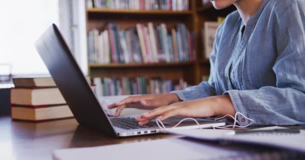 Una Studentessa Asiatica Con Hijab Blu Che Studia Biblioteca Seduta — Video Stock