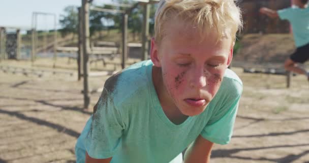 Porträtt Vit Pojke Som Har Roligt Ett Träningsläger Solig Dag — Stockvideo