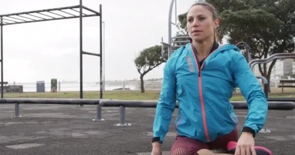 Een Sportieve Blanke Vrouw Met Lang Donker Haar Die Overdag — Stockvideo