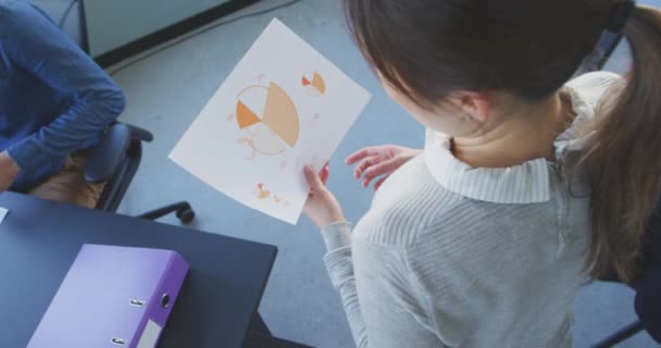 Hoge Hoek Van Een Aziatische Vrouw Een Gemengd Ras Mannelijke — Stockvideo