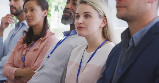 Vista Lateral Cerca Grupo Multiétnico Personas Creativas Negocios Sentadas Fila — Vídeo de stock