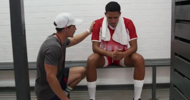 선수가 빨간색 스트립을 경기가 후앉아 방에서 쉬면서 코치의 — 비디오
