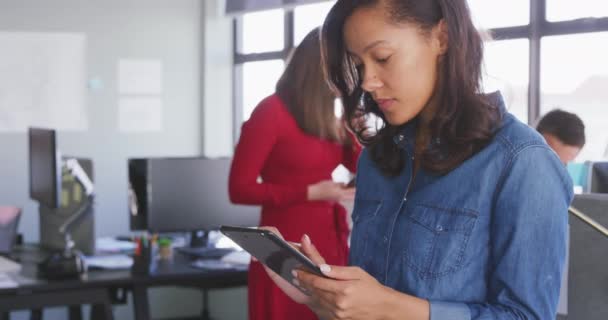 Karışık Irktan Modern Bir Ofiste Çalışan Tablet Kullanan Arka Planda — Stok video