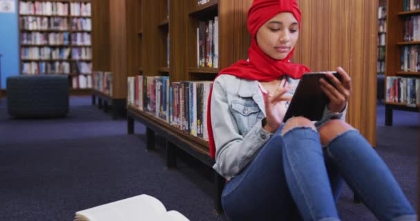 Uma Estudante Asiática Vestindo Hijab Vermelho Estudando Uma Biblioteca Sentada — Vídeo de Stock