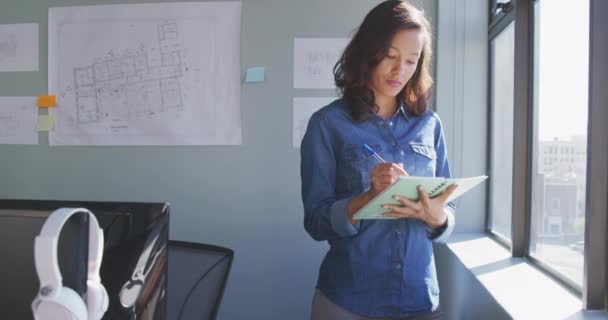 Vista Frontal Negocio Femenino Raza Mixta Creativo Trabajando Una Oficina — Vídeo de stock