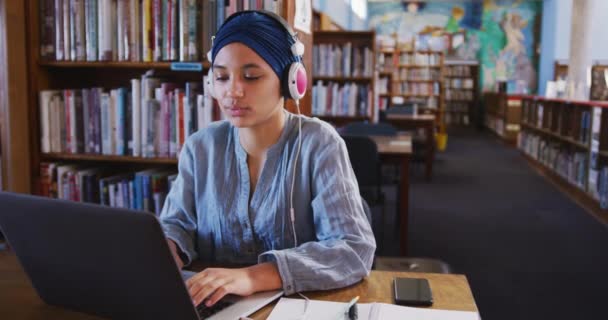 Uma Estudante Asiática Vestindo Hijab Azul Estudando Uma Biblioteca Sentada — Vídeo de Stock