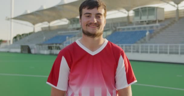 Retrato Cerca Jugador Hockey Caucásico Usando Una Tira Roja Del — Vídeos de Stock