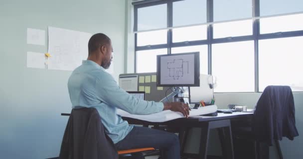 Vista Lateral Negócio Masculino Afro Americano Criativo Trabalhando Escritório Moderno — Vídeo de Stock