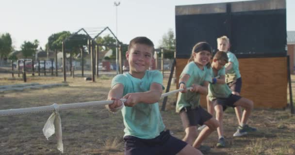 Widok Boku Zbliżenie Szczęśliwej Grupy Chłopców Dziewcząt Rasy Kaukaskiej Obozie — Wideo stockowe