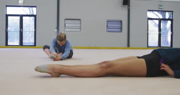 Boční Pohled Dospívající Smíšenou Rasu Ženské Gymnastky Cvičící Tělocvičně Ležící — Stock video