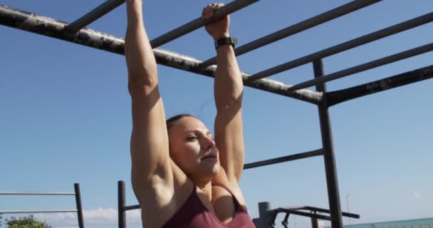 Sportig Vit Kvinna Med Långt Mörkt Hår Som Tränar Gym — Stockvideo