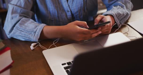 Mitten Kvinnlig Student Studerar Ett Bibliotek Sitter Vid Ett Skrivbord — Stockvideo