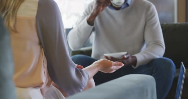 Vista Frontal Close Negócio Feminino Caucasiano Criativo Negócio Masculino Afro — Vídeo de Stock