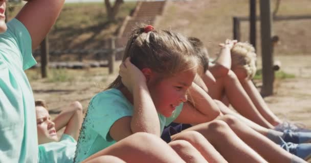 Vista Lateral Perto Grupo Feliz Meninos Meninas Caucasianos Treinador Masculino — Vídeo de Stock