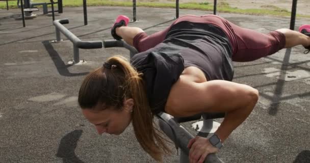 Uma Mulher Caucasiana Esportiva Com Longos Cabelos Escuros Exercitando Ginásio — Vídeo de Stock
