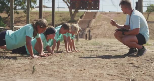 Vue Latérale Groupe Heureux Garçons Filles Caucasiens Entraîneur Masculin Caucasien — Video