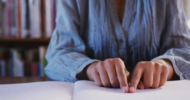 Azjatka Niebieskim Hidżabie Studiująca Bibliotece Siedząca Czytająca Książkę Braille Zamkniętymi — Wideo stockowe