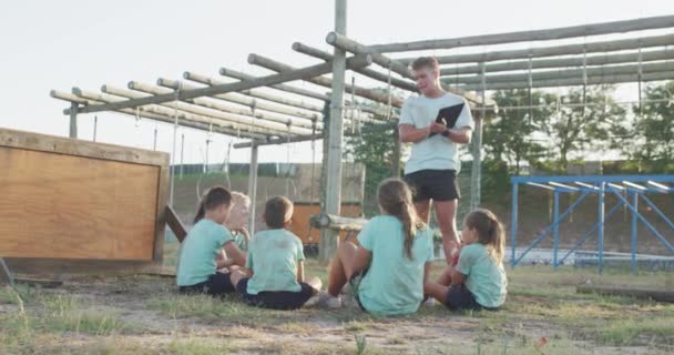 Vista Lateral Grupo Feliz Niños Niñas Caucásicos Entrenador Masculino Caucásico — Vídeos de Stock