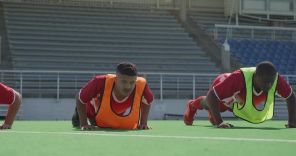 Vista Frontal Grupo Multi Étnico Adolescentes Jogadores Hóquei Campo Treinando — Vídeo de Stock