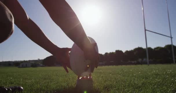 Sección Baja Primer Plano Jugador Rugby Masculino Caucásico Adolescente Que — Vídeo de stock