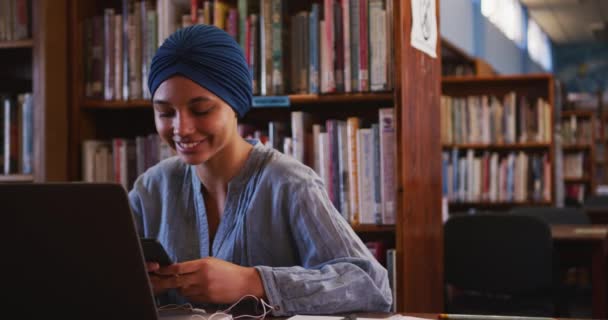 Uma Estudante Asiática Sorridente Usando Hijab Azul Estudando Uma Biblioteca — Vídeo de Stock