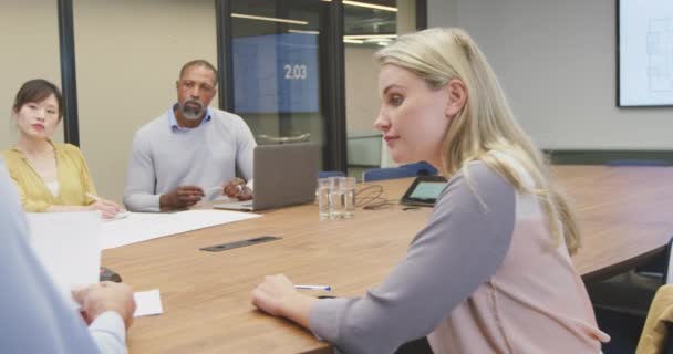 Přední Pohled Multietnické Podnikatelské Kreativce Pracující Neformální Moderní Kanceláři Sedící — Stock video