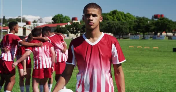 Retrato Jogador Rugby Mestiço Adolescente Vestindo Faixa Equipe Vermelha Branca — Vídeo de Stock