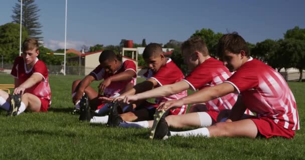 Sidovy Ett Tonårigt Multietniskt Manligt Lag Rugbyspelare Som Bär Sitt — Stockvideo