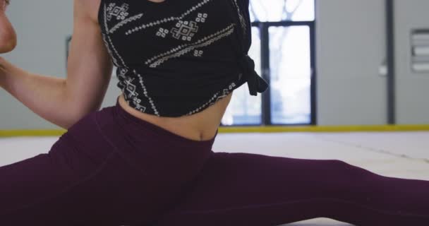 Sidovy Närbild Tonårig Vit Kvinnlig Gymnast Som Övar Gymmet Delar — Stockvideo