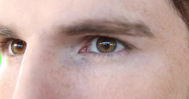 Video De Les Yeux Gris D Un Jeune Homme Intelligent Qui Utilise Sa Tablette Ecran Reflechissant Dans Les Yeux Appareil Lumineux Lueur Plan Rapproche 4k Par Alexeynovikov C