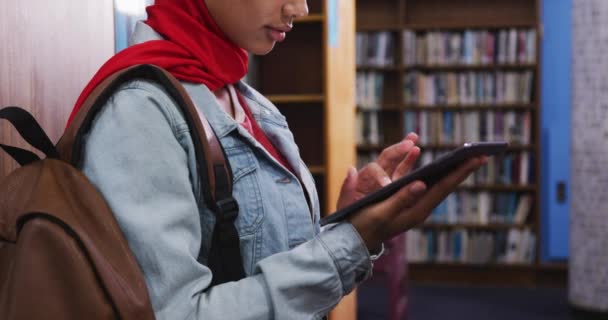 Una Estudiante Asiática Sonriente Usando Hiyab Rojo Estudiando Una Biblioteca — Vídeos de Stock