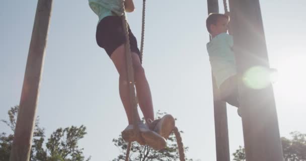 Vue Latérale Deux Garçons Caucasiens Heureux Camp Entraînement Ensemble Par — Video