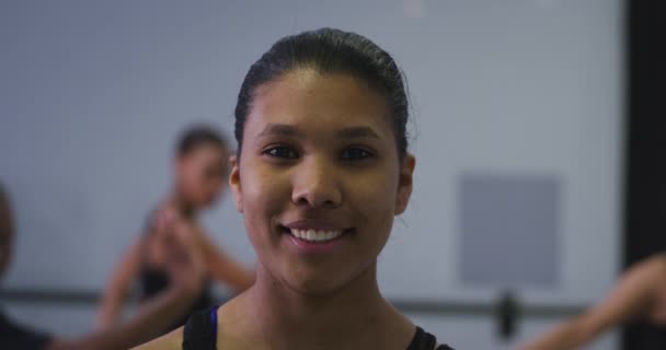 Retrato Una Bailarina Moderna Raza Mixta Vestida Con Ropa Negra — Vídeo de stock